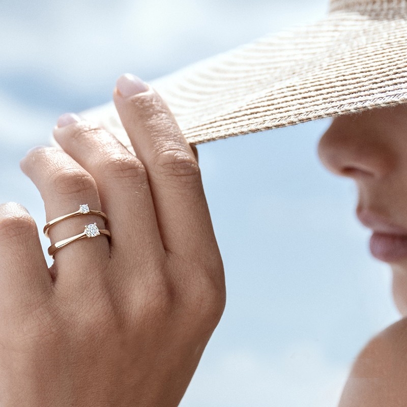 The One fra Nuran er en ring, der forener klassisk elegance med moderne finesse.